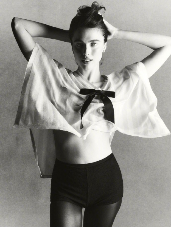 玛格丽特·库里最新写真大片 姿态随意魅力又性感！